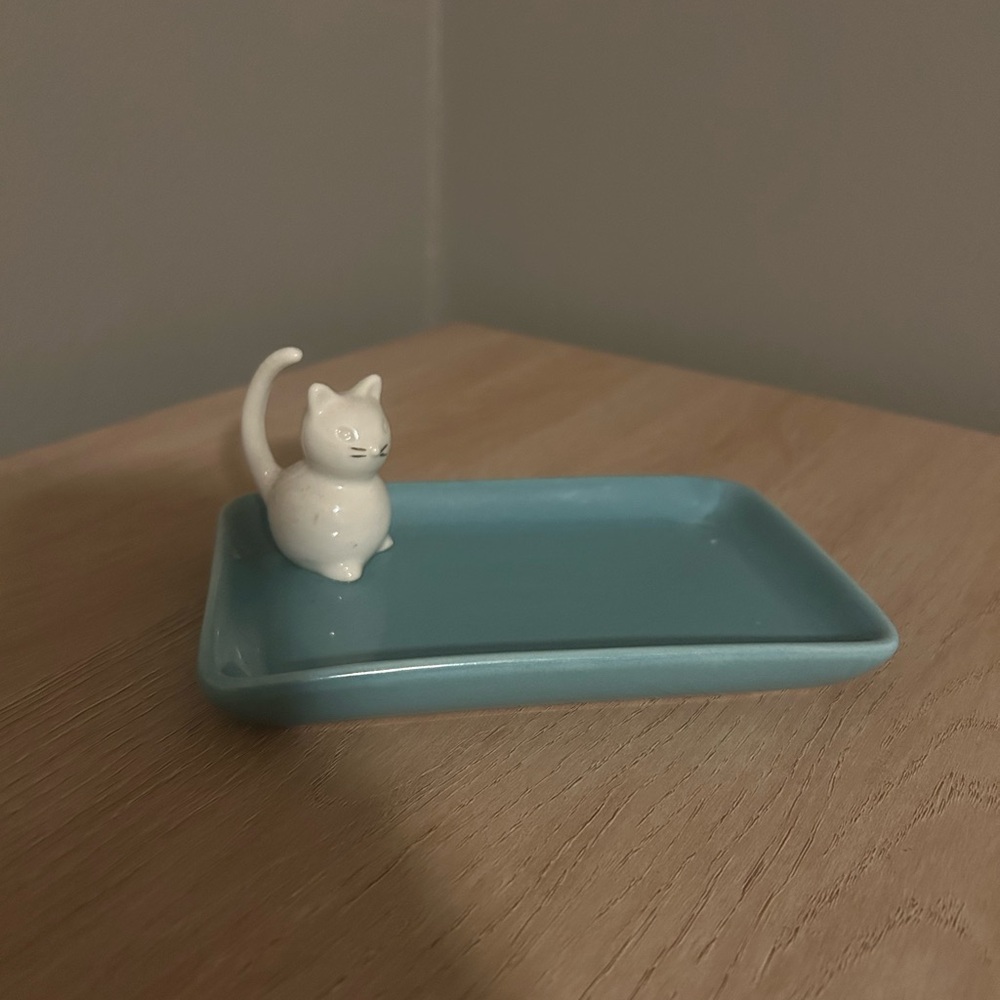 baby blue and white cat jewelry holder